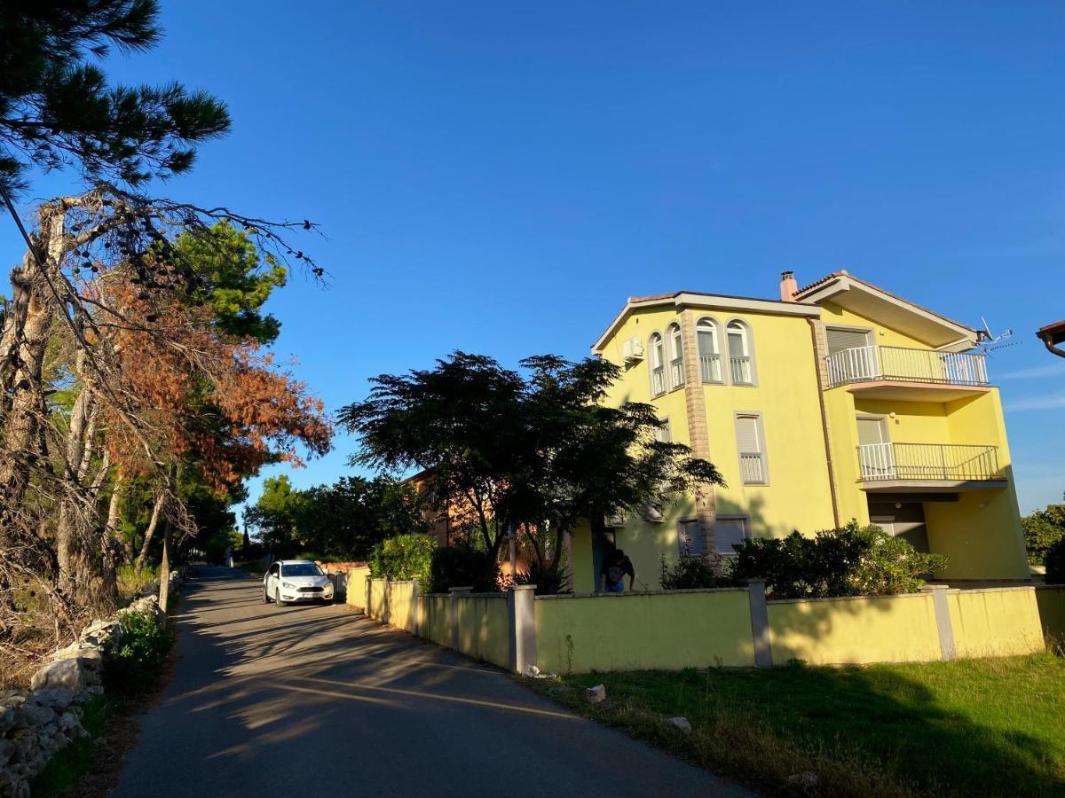 Villa Mena Vir Luaran gambar